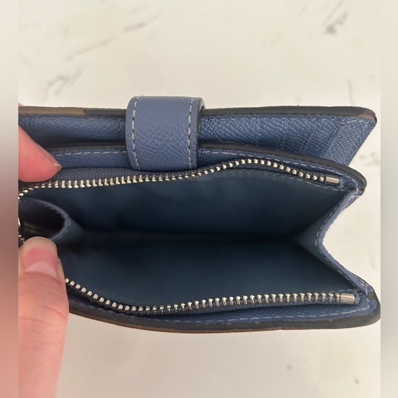 Coach Blue Leather Compact Wallet with Snap Closure-  Pre-owned - Picture 9 of 11